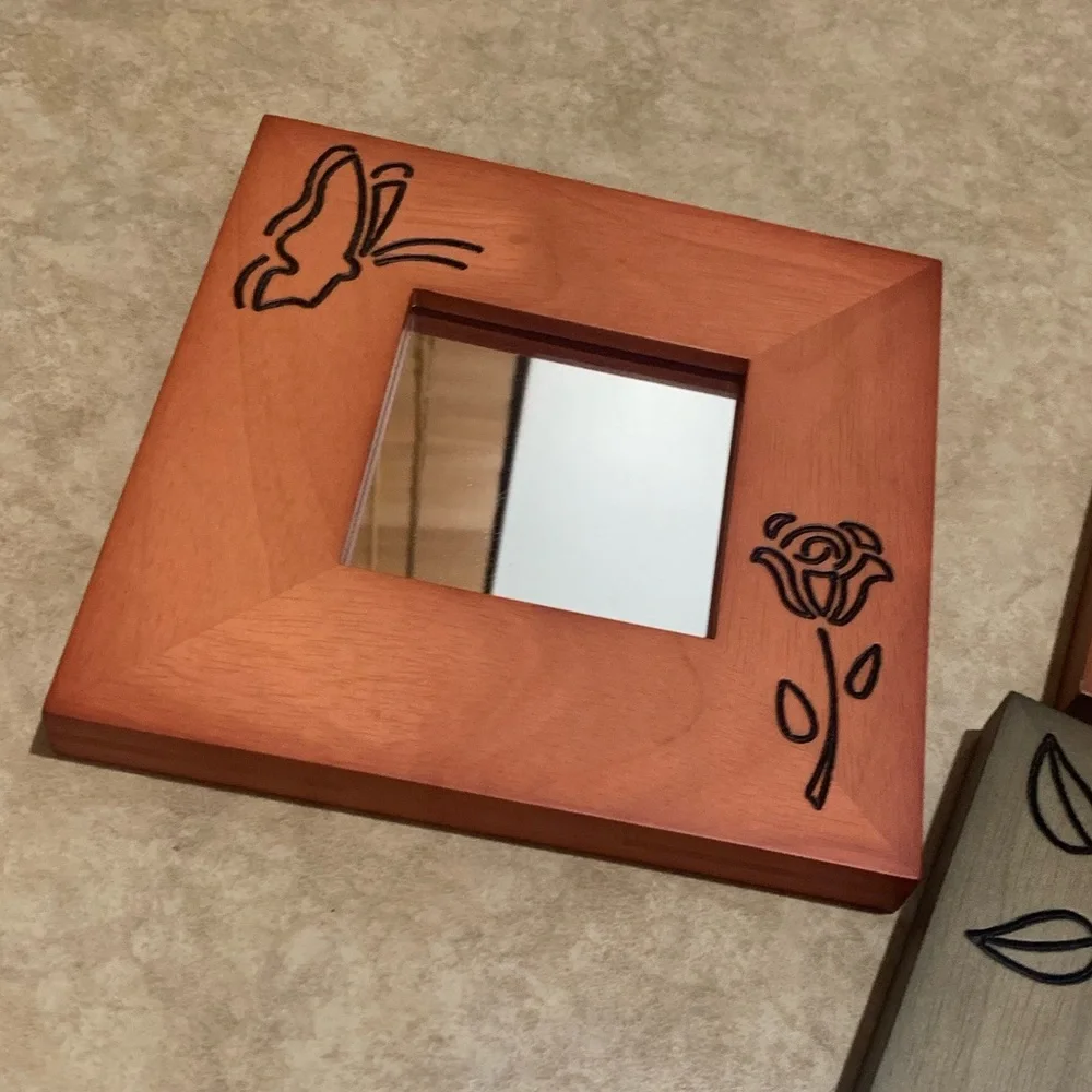 3-piece Mirrored wall-hanging frames. 6.5”x6.5”. Great condition. Pre-owned
